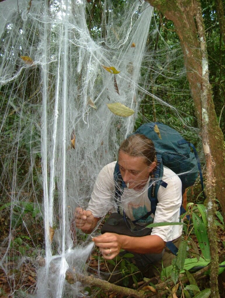 Jean-Philippe en prélèvement sur ces pièges à insectes