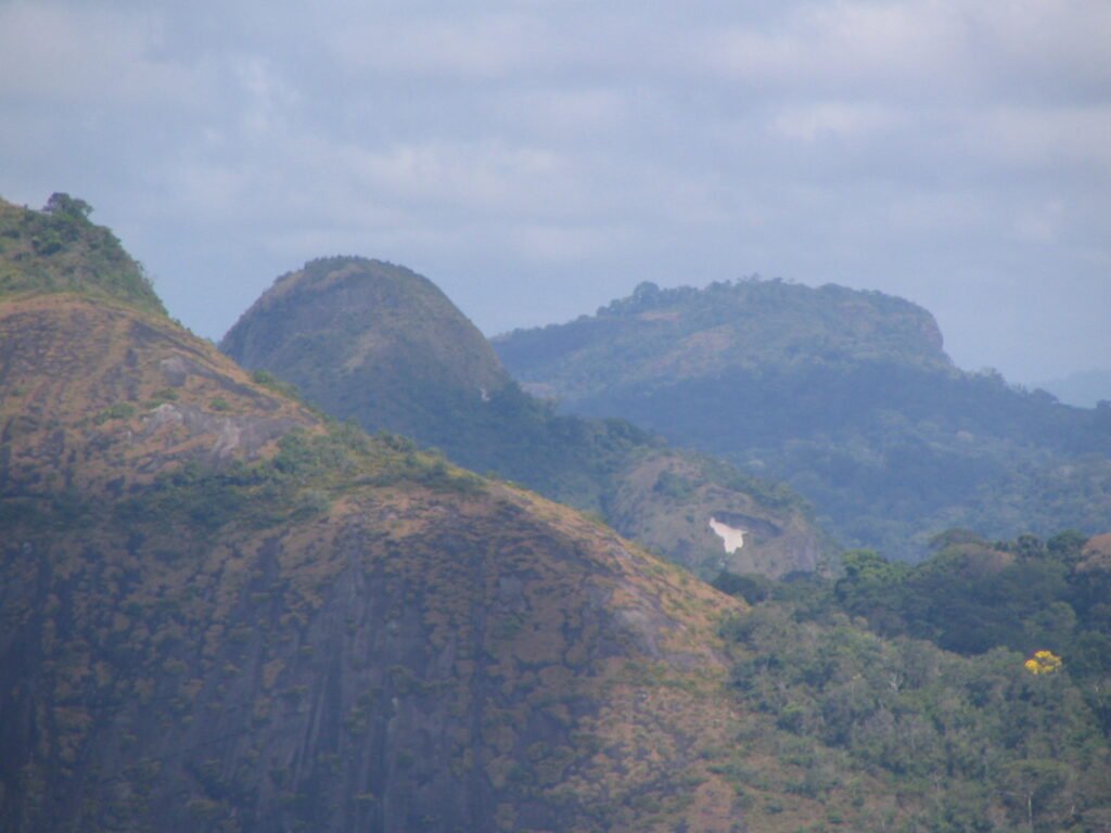 L'inselberg T1, Le Toukouchipan et la Mitaraka