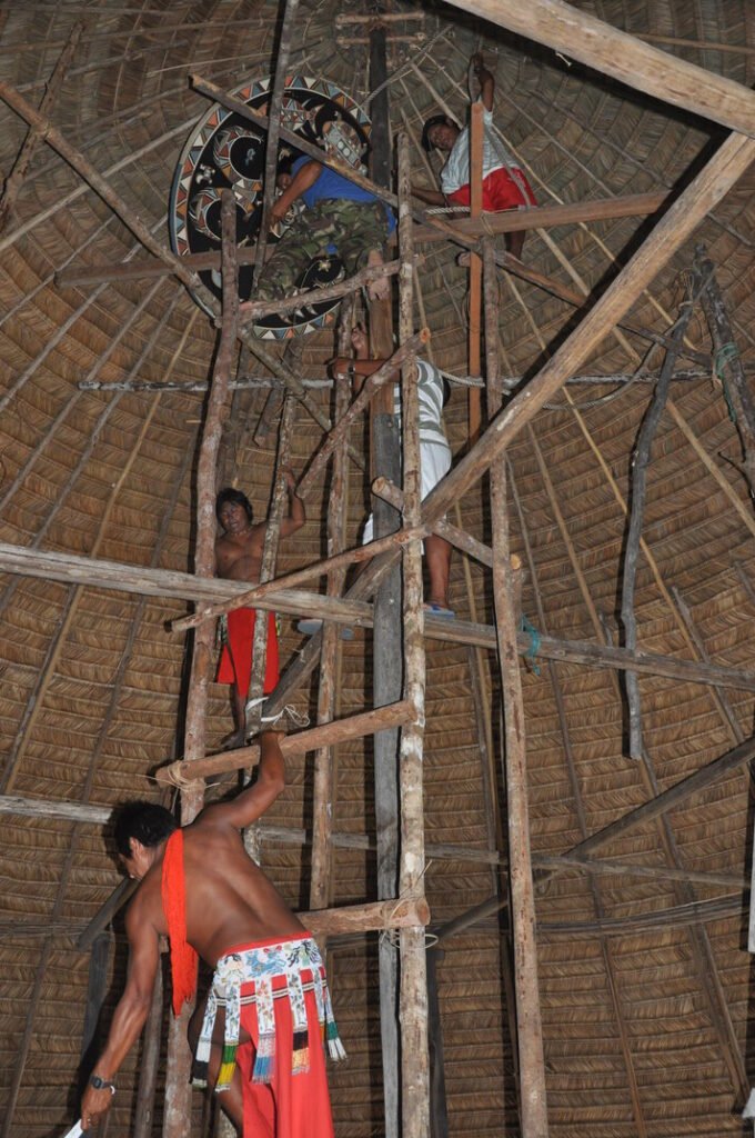 Mise en place du ciel de case au sommet du Toukouchipan