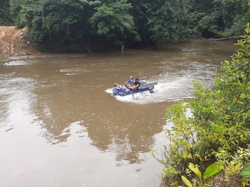 Franchissement de la rivière Comté avant la marche